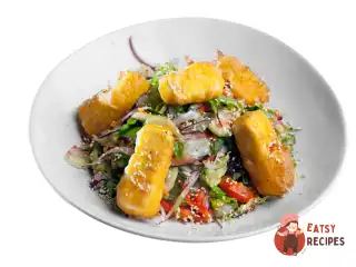 Салат зі смаженим тофу та кунжутом.