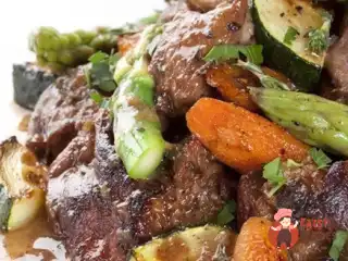 Кролик з овочами у червоному вині