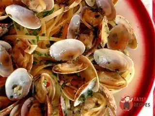 Лінгвіні з молюсками та беконом