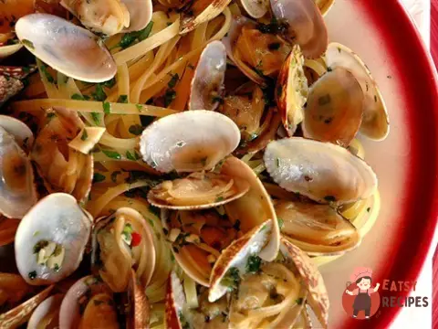 Лінгвіні з молюсками та беконом