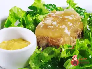 Міцний кістковий телячий бульйон