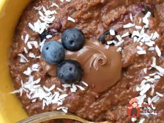 Вівсяна каша з шоколадом, лохиною та кокосовою стружкою