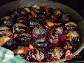Сливи, запечені з часником та розмарином