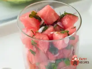 Кавунова сальса з червоною цибулею та перцями халапеньо