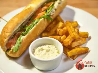 Сендвіч з сьомгою та руколою