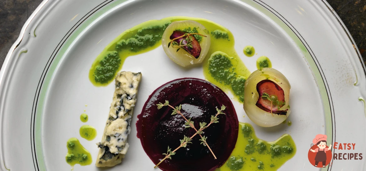 Синій сир з цибулею та чорничним соусом