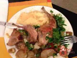 Кролик з яблуками, тушкований у вині