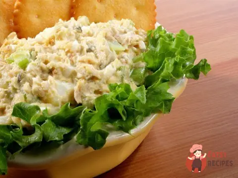 Салат з рибою та сухариками