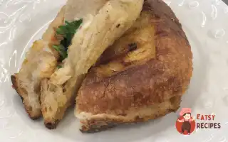 Гарячий Сендвіч З Курячим Філе, Томатами Та Сиром