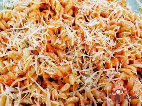 Сирна паста фузиллі з жовтком та кетчупом