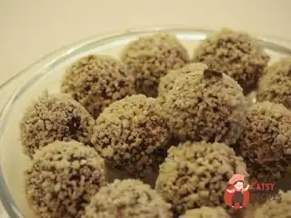 Сироїдний десерт з фініків, кешью та банана
