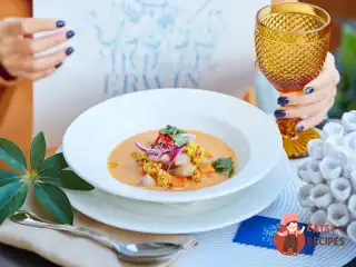 Класичний перуанські севичі з морського окуня з бататом і солодкою кукурудзою.