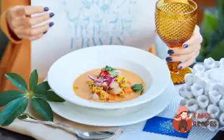 Класичний Перуанські Севичі З Морського Окуня З Бататом І Солодкою Кукурудзою.
