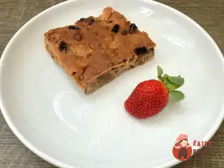 Пиріг з родзинками, горіхами, яблуками та корицею