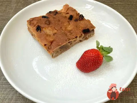 Пиріг з родзинками, горіхами, яблуками та корицею