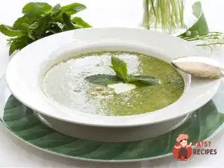 Зелений крем-суп зі шпинату та м'яти з паприковою олією