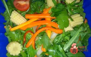 Салат З Руколи, Шпинату, Моркви Та Кукурудзи.