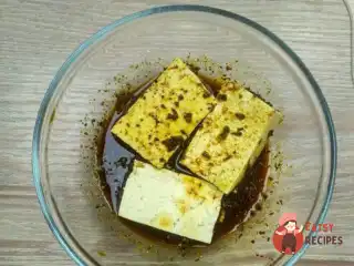 Тофу, маринований у часнику, кінзе та лимонному соку