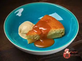 Грушевий пиріг із солоною карамеллю