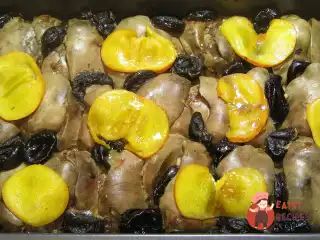 Куряча печінка з чорносливом на овочевій подушці