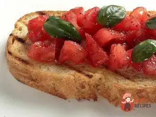 Брускетта з помідором та бальзаміком.