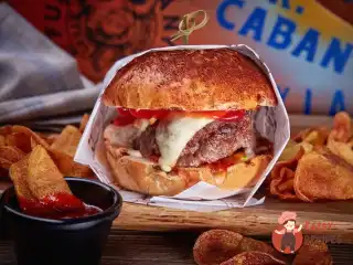 Бургер з оленини з картопляними чіпсами