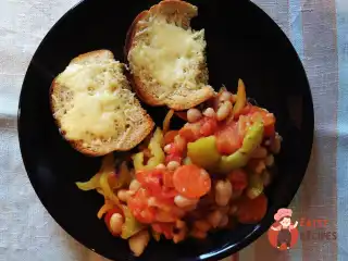 Теплий салат із білою квасолею