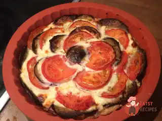 Сирний киш з баклажанами та томатами