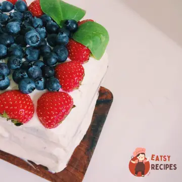 Шоколадний торт зі свіжими ягодами