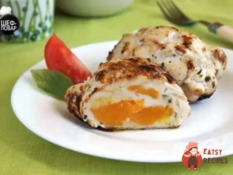 Рулетики курячі з консервованими персиками