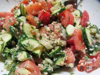 Салат з помідорів та огірків з горіховим соусом