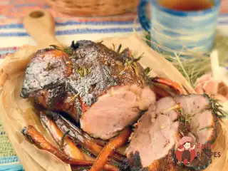 Свиняча шия, запечена з медом та морквою