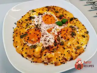 Яєчня з обсмаженим кунжутом