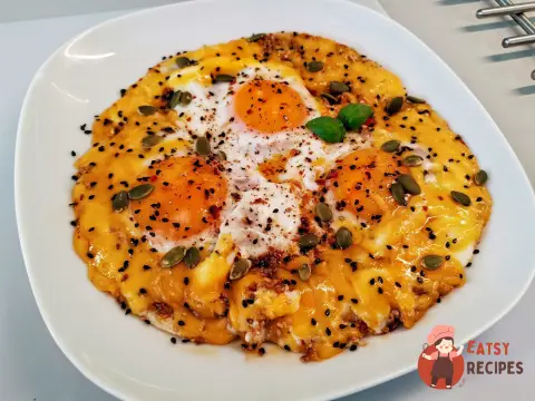 Яєчня з обсмаженим кунжутом