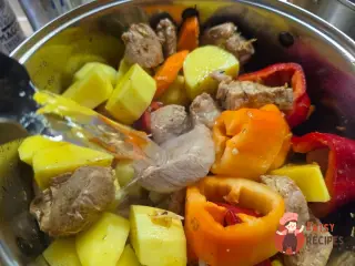 Крок 12: Свинина, тушкована з овочами