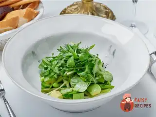 Зелене листя салату з авокадо, спаржею та стручковою квасолею