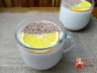 Молочне желе з тертим шоколадом та апельсином