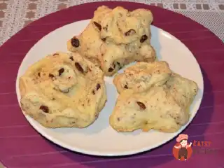 Булочки здобні із родзинками та горіхами з картопляного дріжджового тіста