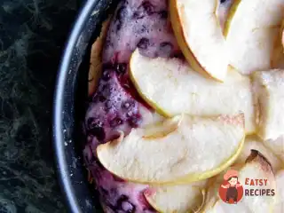 Брусничний пиріг з яблуками