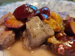 Індичка тушкована зі сливами