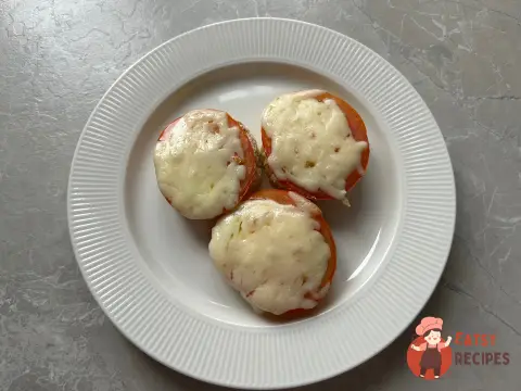 Кабачки в духовці з помідорами та сиром