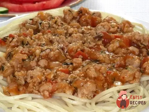 Спагетті під соусом болоньєзе з італійськими травами