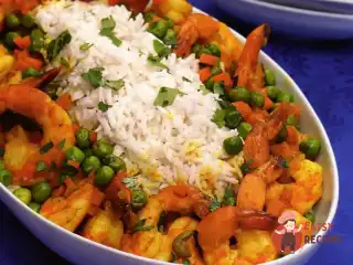 Кокосовий каррі з рису та креветок.