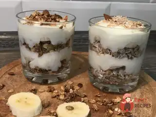 Легкий банановий пудинг із гранолою