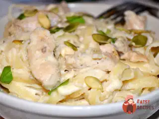 Паста альфредо з куркою по-домашньому