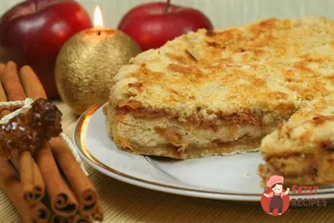 Яблучний пиріг з корицею