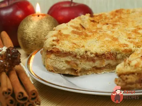 Яблучний пиріг з корицею
