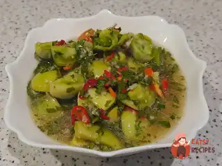 Закусочні зелені помідори з часником та зеленню