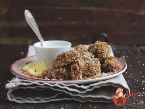 Курячі гужони у сирно-горіховій скоринці