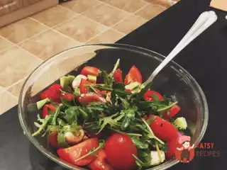 Салат з полуницею та авокадо